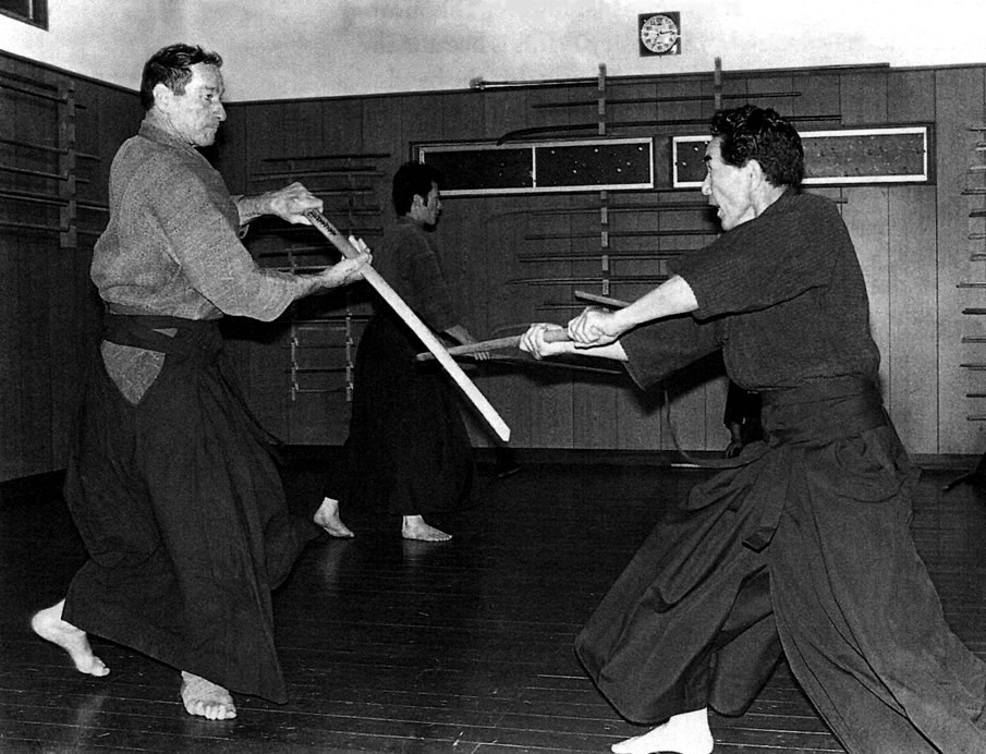 Don Draeger và Otake Risuke tập luyện kiếm thuật kenjutsu kata 