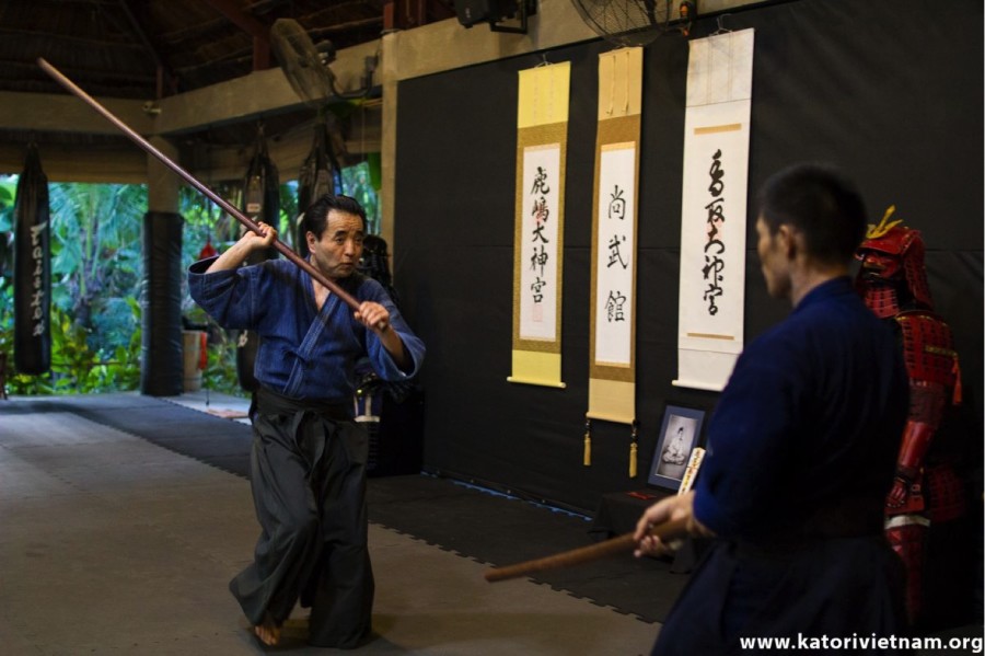 Nobutoshi Sensei teaches the details of Bojutsu