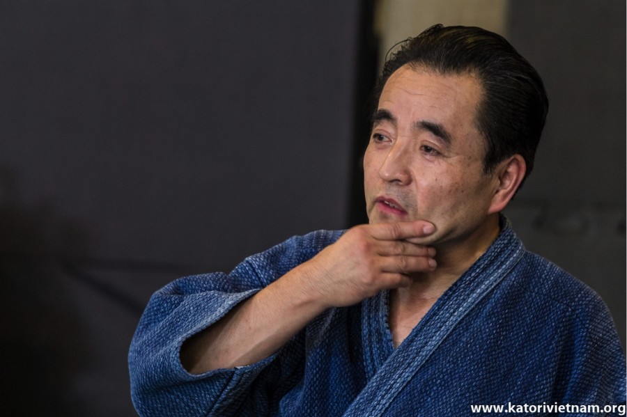 Nobutoshi sensei watching his students training and giving advises